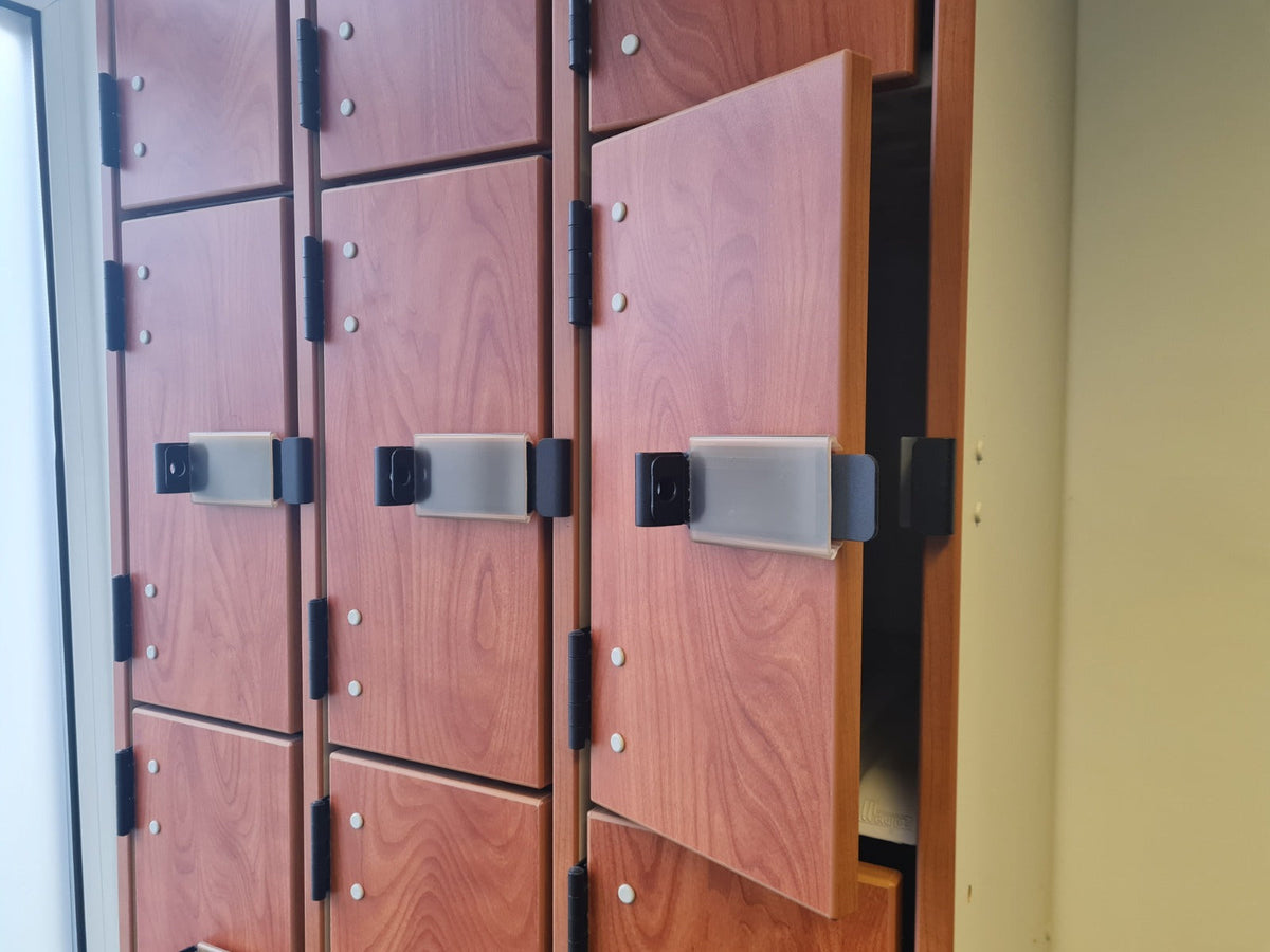 Ultrastor Schrank Nr. 1 – Kirschbaum-Finish (mit abschließbaren Riegeln an den Türen)