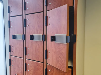 Ultrastor Schrank Nr. 1 – Kirschbaum-Finish (mit abschließbaren Riegeln an den Türen)
