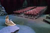 Plate-formes en étages pouvant accueillir des sièges sur le plateau supérieur